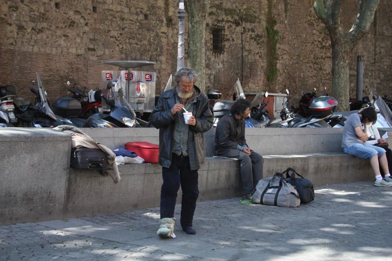 Италию накрыла бедность.. В 2025 году в условиях абсолютной бедности жили более 5,4 миллиона человек — это 9,3% населения, следует из данных Istat. Причем в Риме это называют «стабильностью»: число бедных почти не изменилось...