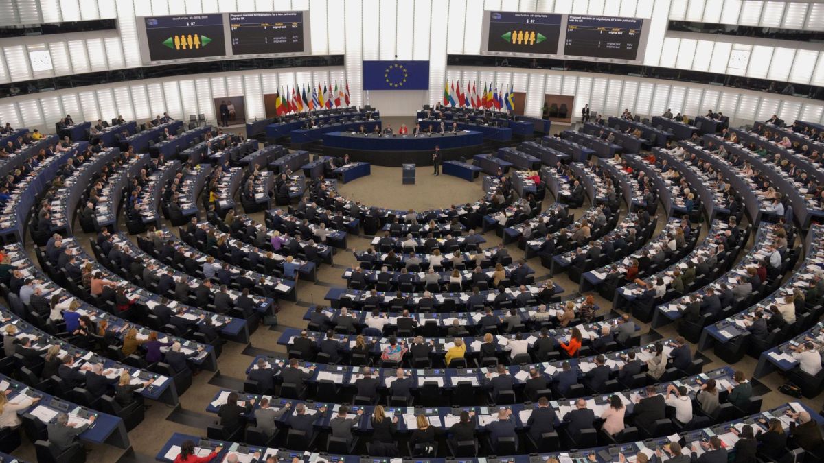 "Реакция должна соответствовать поддержке Украины": Европарламент взялся за визы для россиян