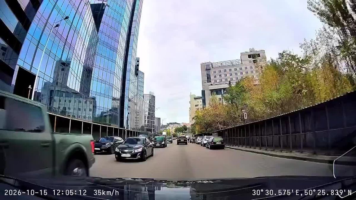 В Киеве полицейский "отправил в нокаут" велокурьера прямо к ногам патруля ТЦК