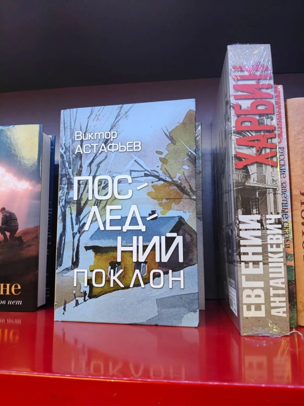 Марина Ахмедова: Самое забавное, что я сейчас сама съездила в книжный "Москва" на Тверскую и не просто не обнаружила свою книгу в выкладках на видном месте), я не обнаружила ее вообще