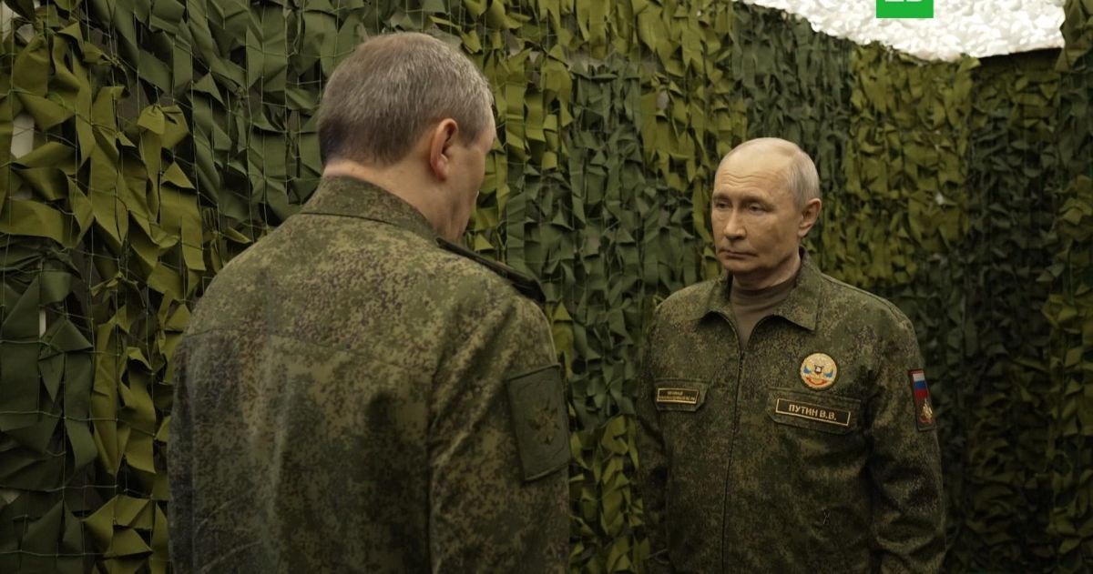 Путин посетил пункт управления Объединенной группировки войск