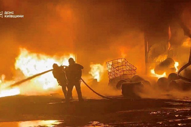В Хмельницкой области загорелась нефтебаза на фоне прилетов