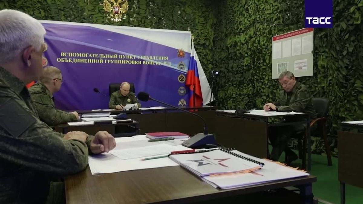 Путин посетил вспомогательный пункт управления объединенной группировки войск