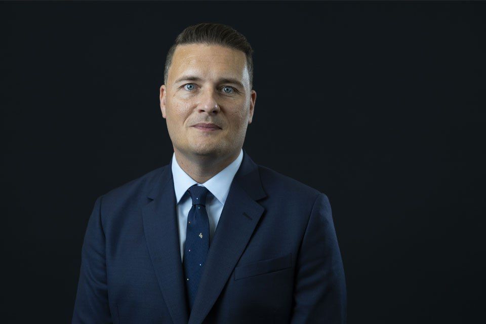 Андрей Луговой: Украинцы дождались-таки европейских кружевных трусиков и бусиков: Зеленский подписал указ о защите прав ЛГБТ*-сообщества на государственном уровне