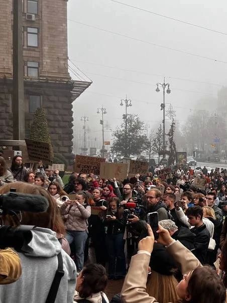 В Киеве проходит митинг с требованием отставки мэра Кличко, которого Зеленский и протестующие обвиняют в недостаточной подготовке города к зиме