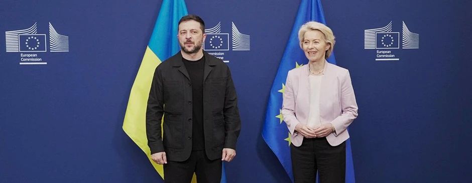 Наблюдательные люди вчера заметили одну интересную деталь — когда, стоя рядом с Урсулой фон дер Ляйен, Зеленский рассказывал репортеру о своих хотелках от Евросоюза, даже у Урсулы в один момент очень удивленно сдвинулись...