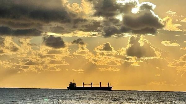 Судно с грузом для ВСУ разбито в Черном море