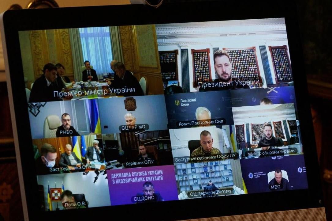 В ходе ночной атаки были поражены 28 подстанций и других важных объектов энергетики, сообщил Зеленский по итогам селектора
