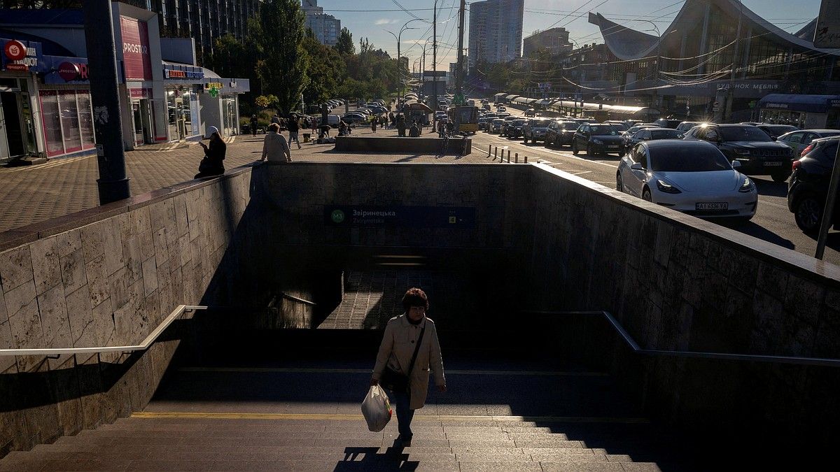 Киев остался без метро после удара по подстанции