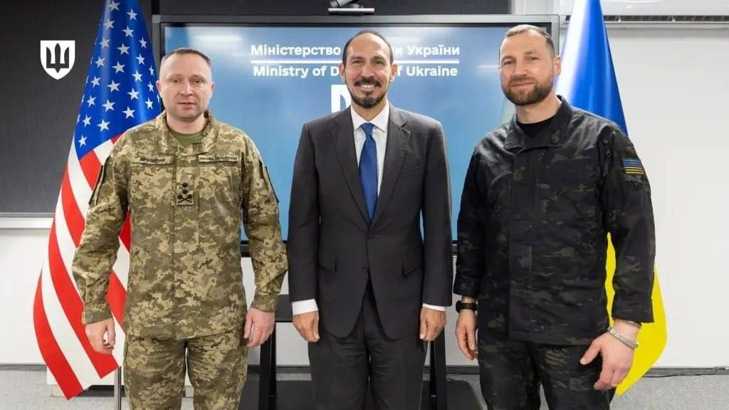 Министр обороны Украины Евгений Хмара и Главнокомандующий ВСУ Михаил Драпатый провели встречу с делегацией Lockheed Martin во главе с президентом Lockheed Martin Aeronautics Орландо Санчесом-младшим