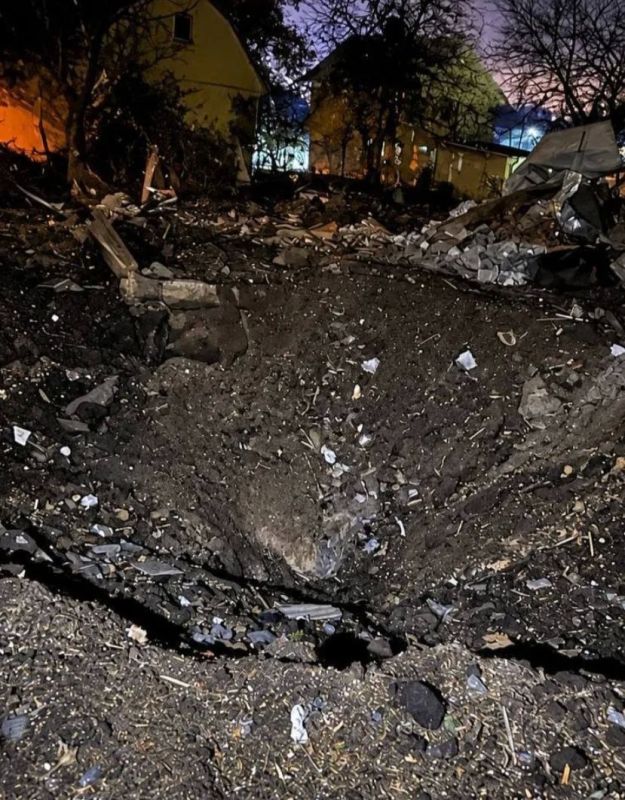 Воронка после обстрела Киева баллистическими ракетами