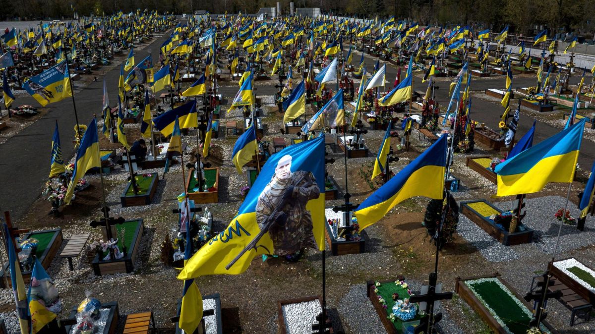 Война с могилами: на Украине возмутились надгробиями бойцов ВСУ на русском языке