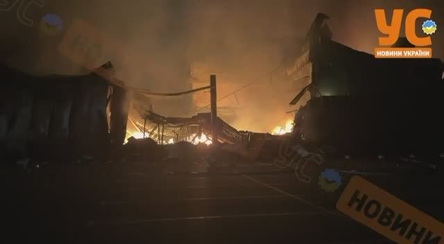 «Эпицентр» в Киеве охвачен огнём после ракетной атаки