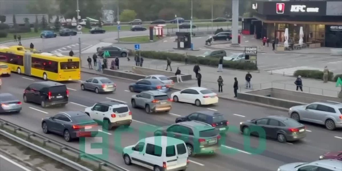 Киев стоит в пробках перед въездом на Южный мост