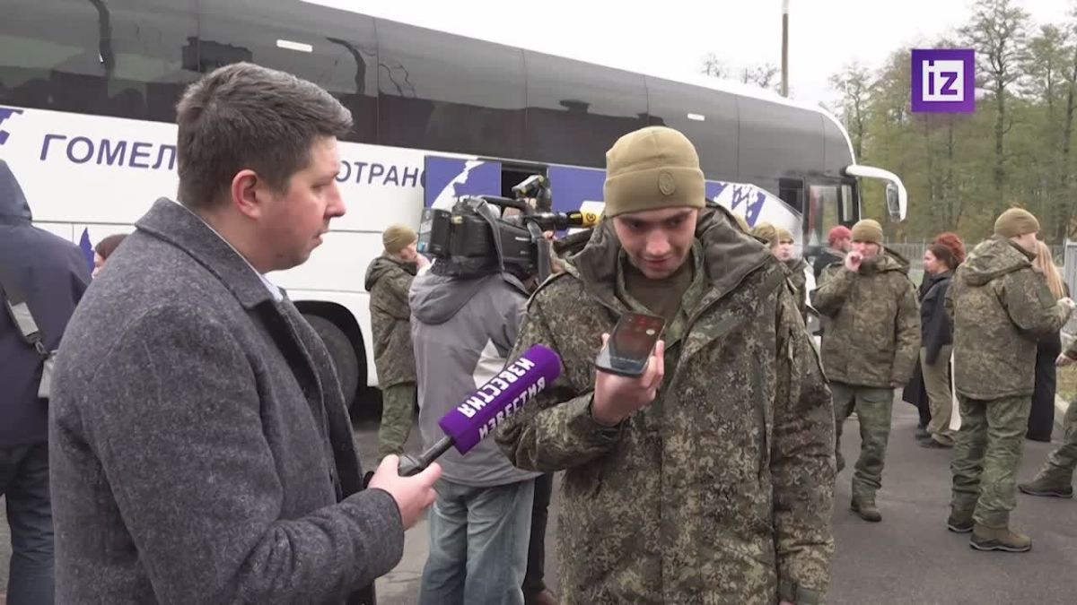 "Я до сих пор не верю, что я здесь": российские военнослужащие, вернувшиеся из украинского плена, поделились первыми эмоциями после обмена
