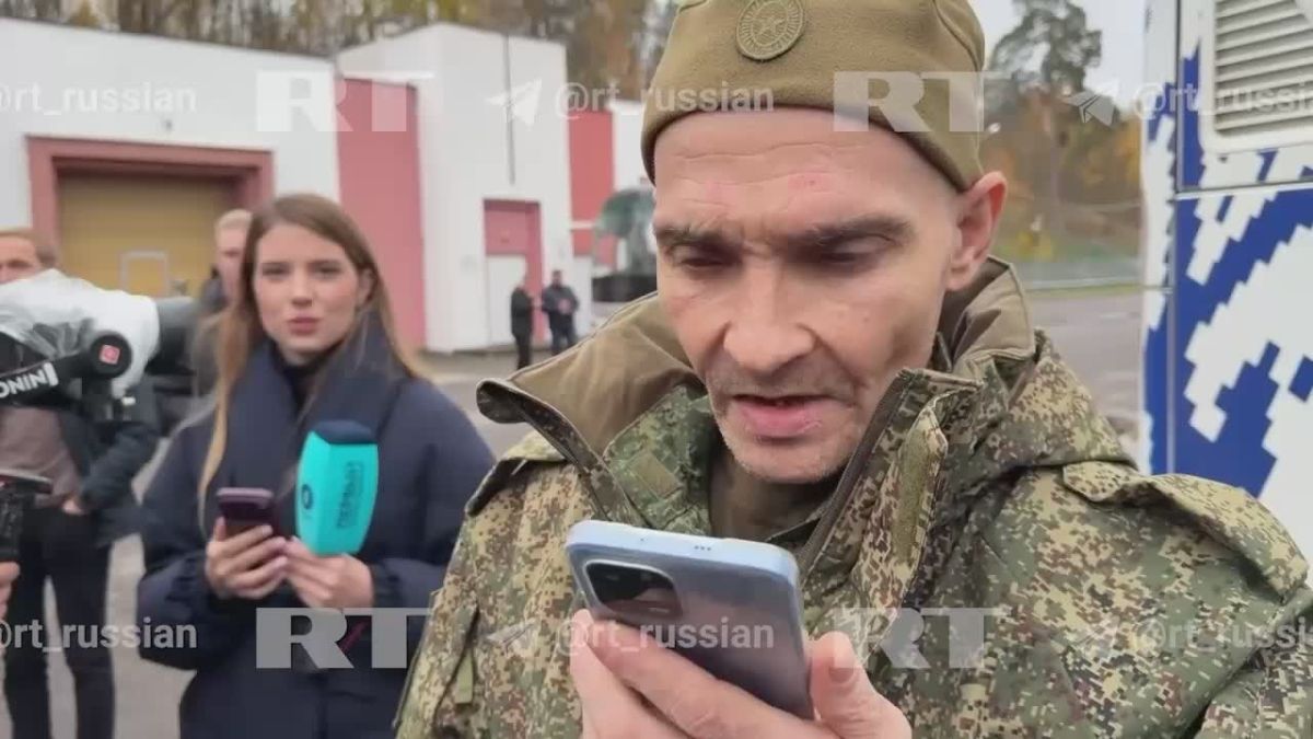 — Папа звонит, папа звонит!