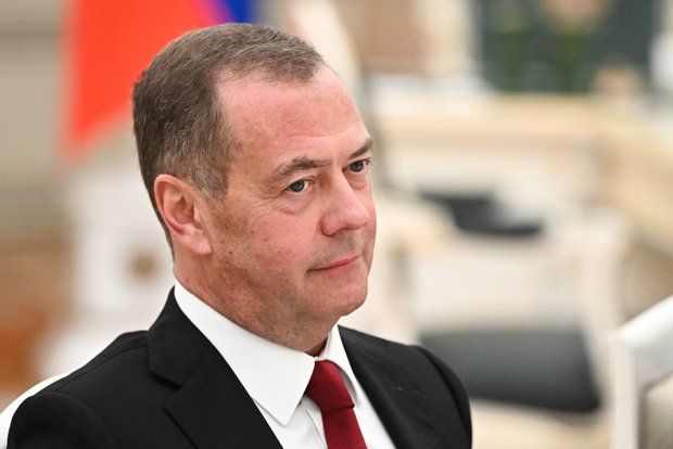 Daily Express: Медведев обратился к Трампу со зловещим призывом в отношении Зеленского