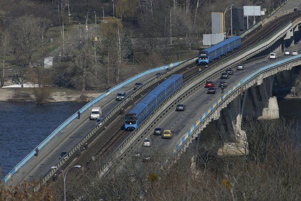 Мэр Киева Кличко сообщил о повреждении Южного моста через Днепр