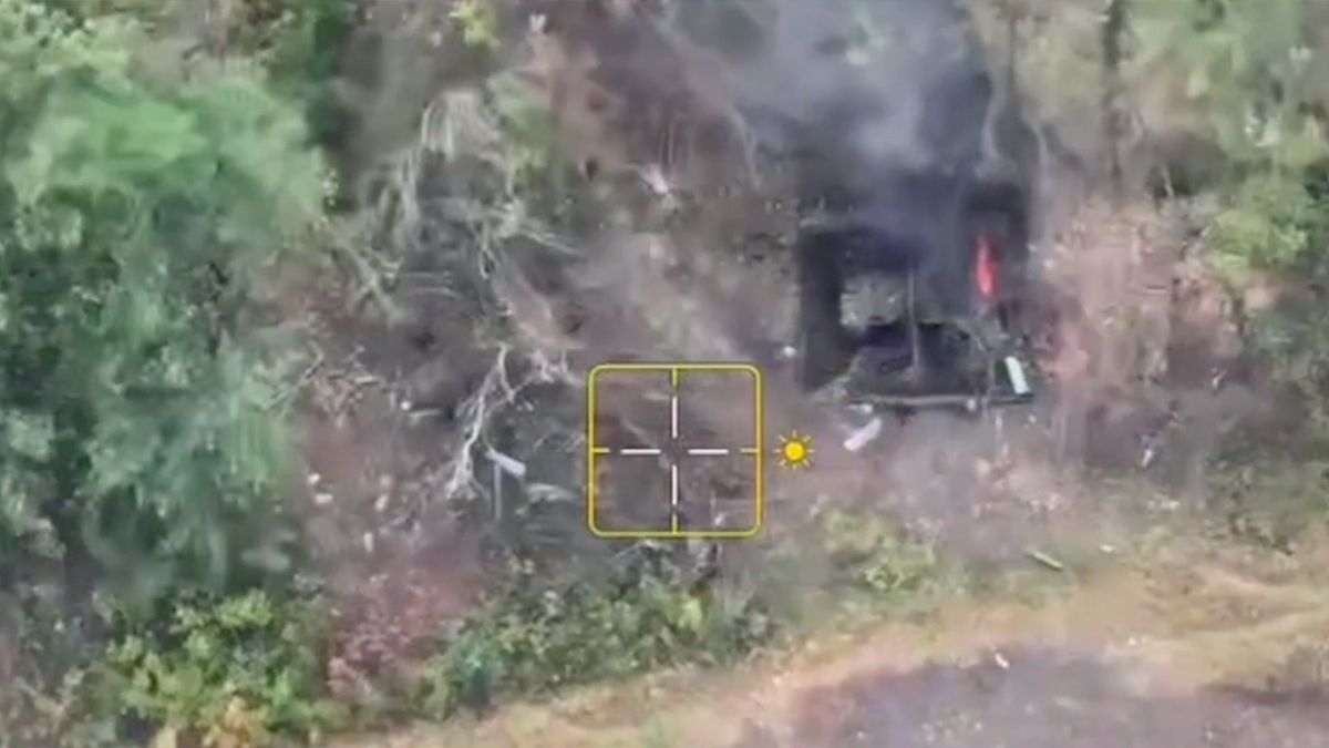 Расчет FPV-дронов выследил и уничтожил САУ Krab боевиков