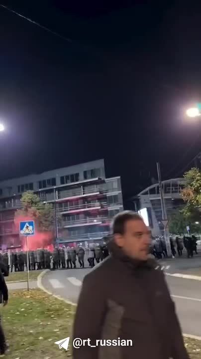 Митинги в Белграде переросли в стычки протестующих с полицией