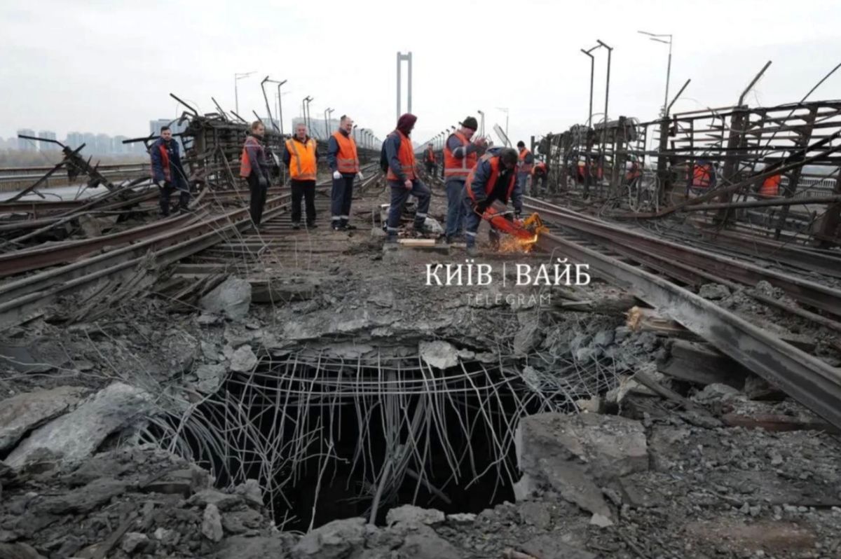 Еще фото повреждений Южного автожелезнодорожного моста в Киеве — после удара между путями образовалась крупная воронка