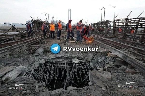 На Южном мосту в Киеве большая дыра от удара ракеты