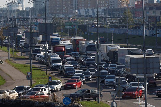 В Киеве начались огромные пробки после удара ВС РФ по Южному мосту