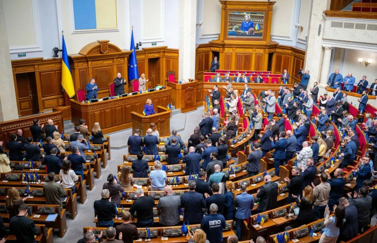 Верховная Рада выступила против ограничения зарплат чиновников