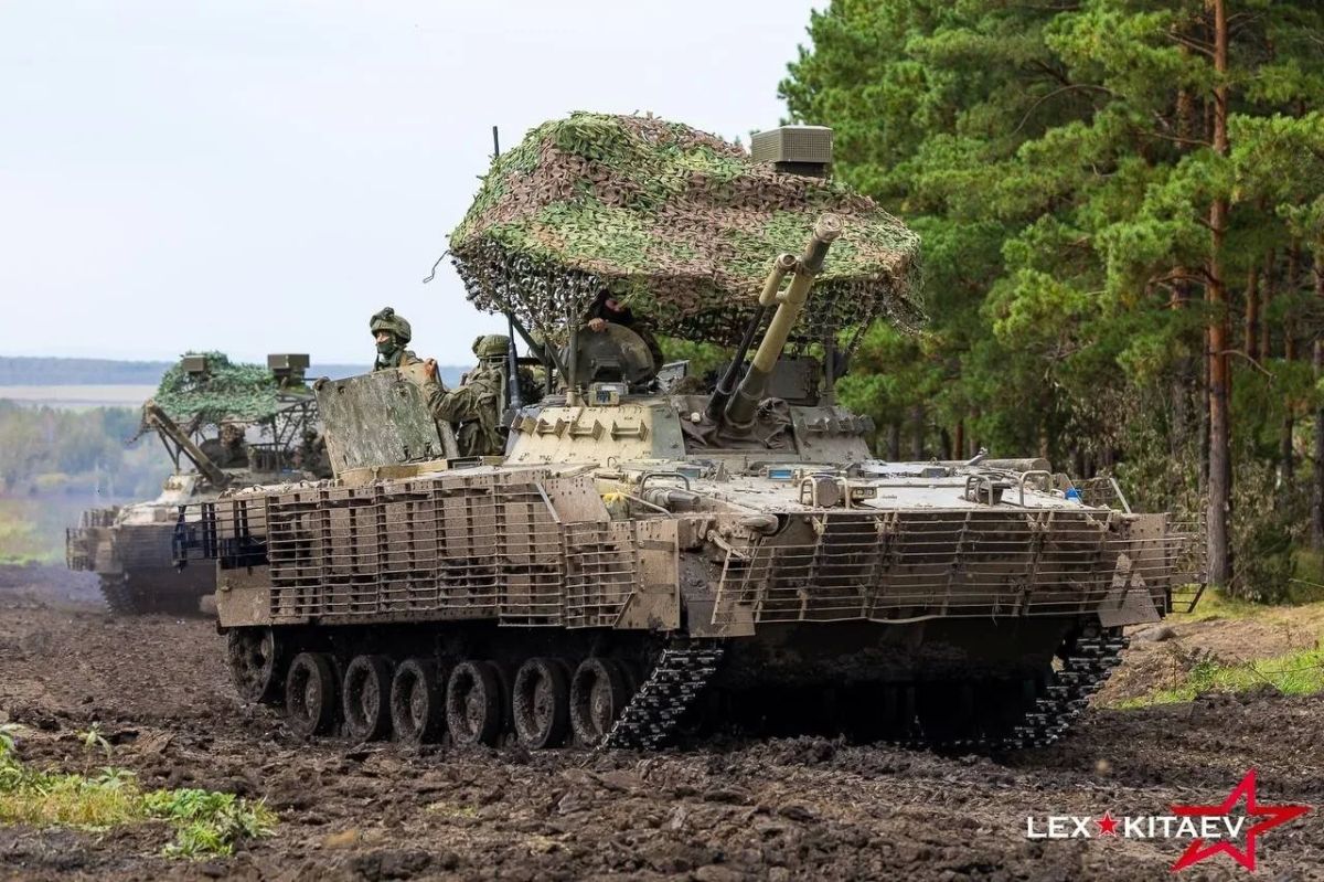 Пара БМП-3 ВС РФ с навесной разнесенной броней 688А-сб6-2КП, установленным антидроновым козырьком с сетчатым экраном с маскировочной сеткой, а так же системой РЭБ (подавители БПЛА) типа «ТРИТОН» на прошедших учениях ...
