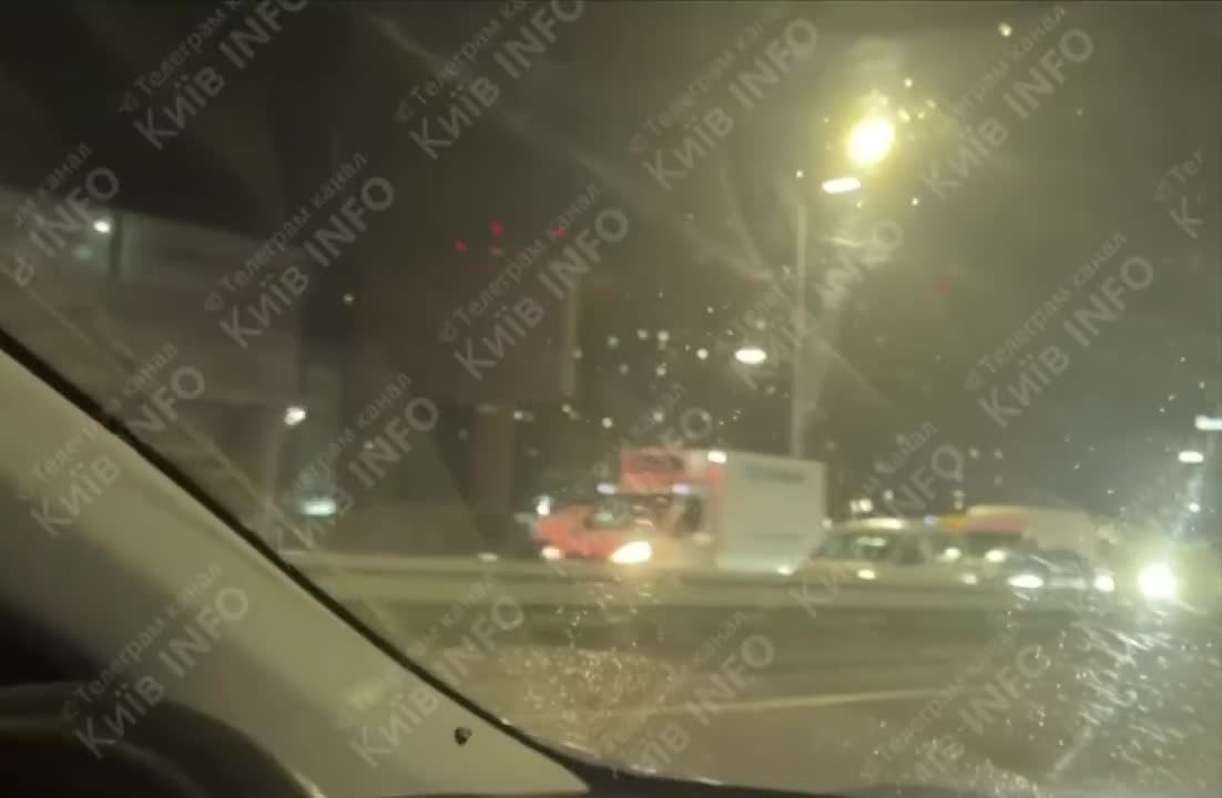 В Киеве перекрыли Южный мост — на подъездах образовалась огромная пробка