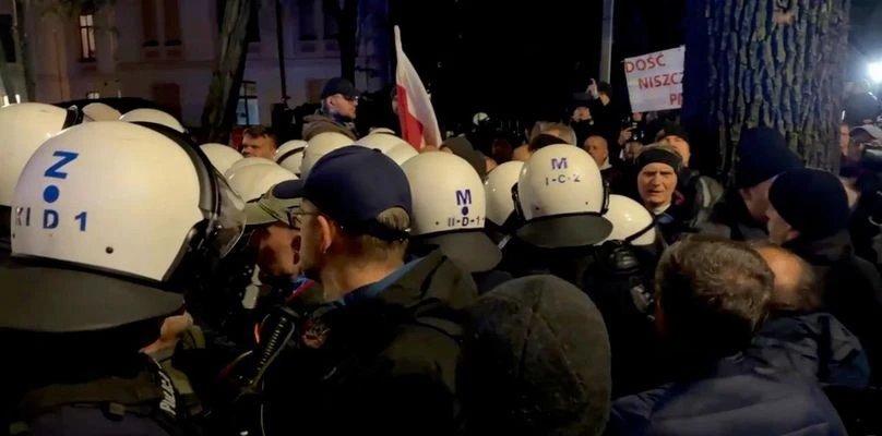 «Путч во имя ЕС»: французы обвинили Брюссель в разжигании «госпереворота» в Польше