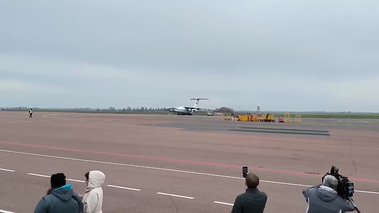 В Белоруссию прилетели Ил-76 с жителями Алёшек, которые изъявили желание вернуться на Украину