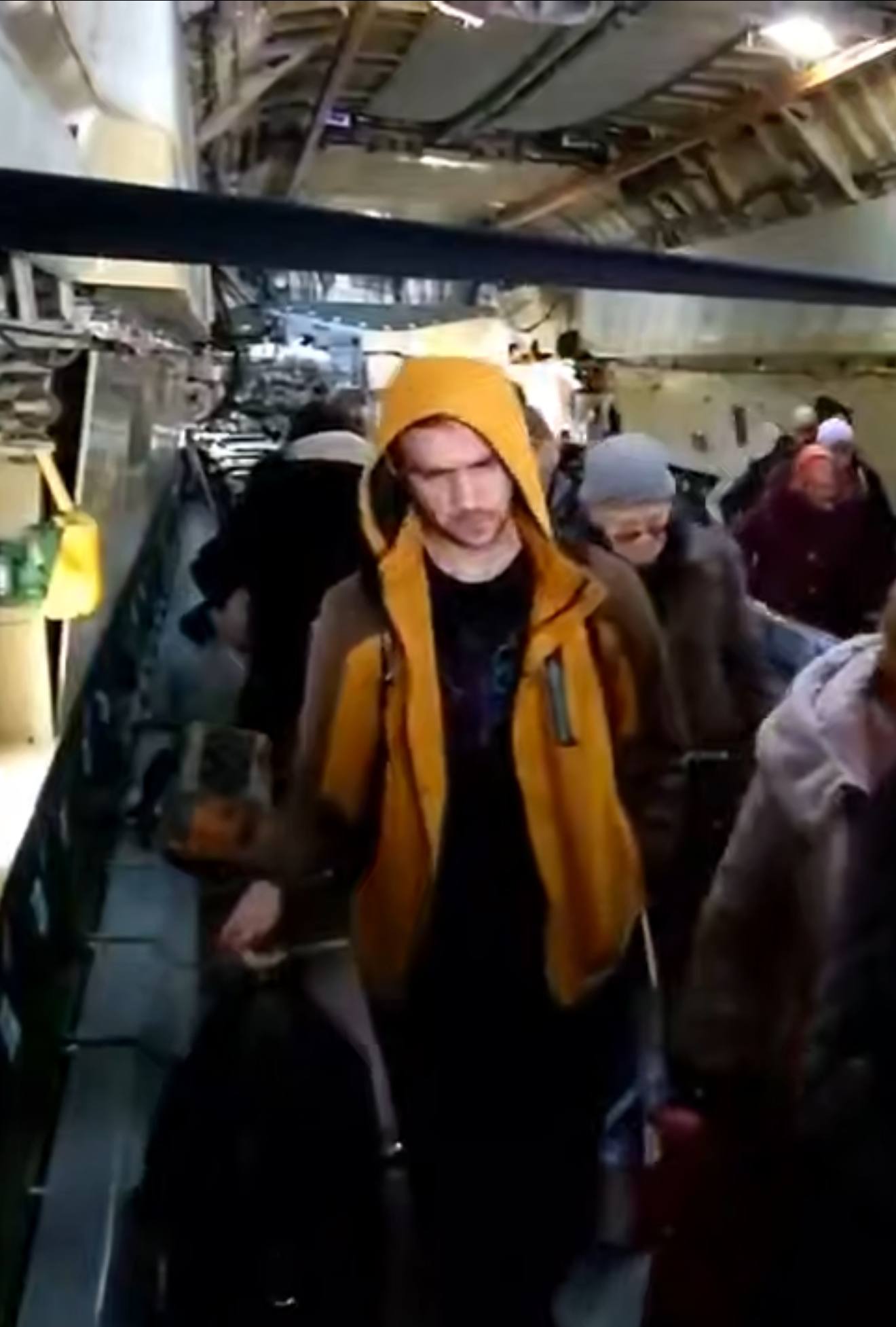 Пацан гордо едет сначала на подвал в СБУ, а после добровiльно в Збройные силы Украины
